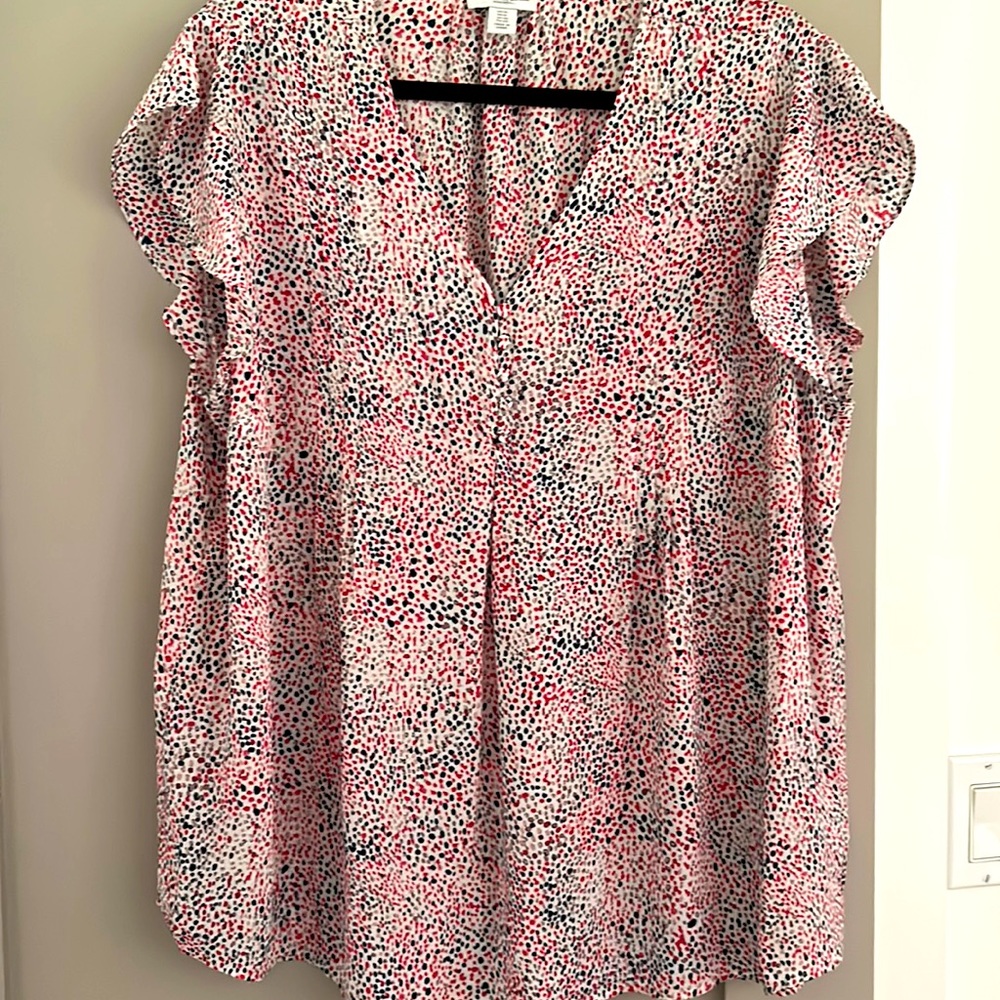 Patterned flowy short sleeve blouse with fabric covered decorative buttons